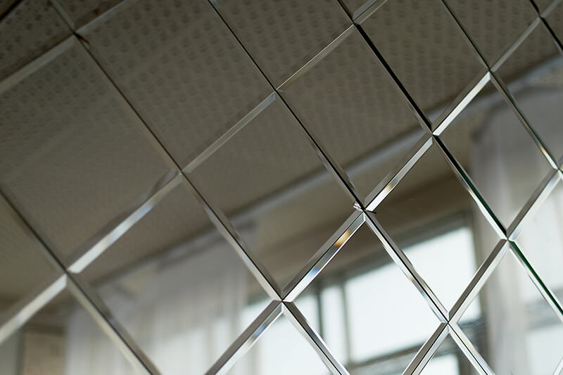 Mirrored tiles Behind Bath