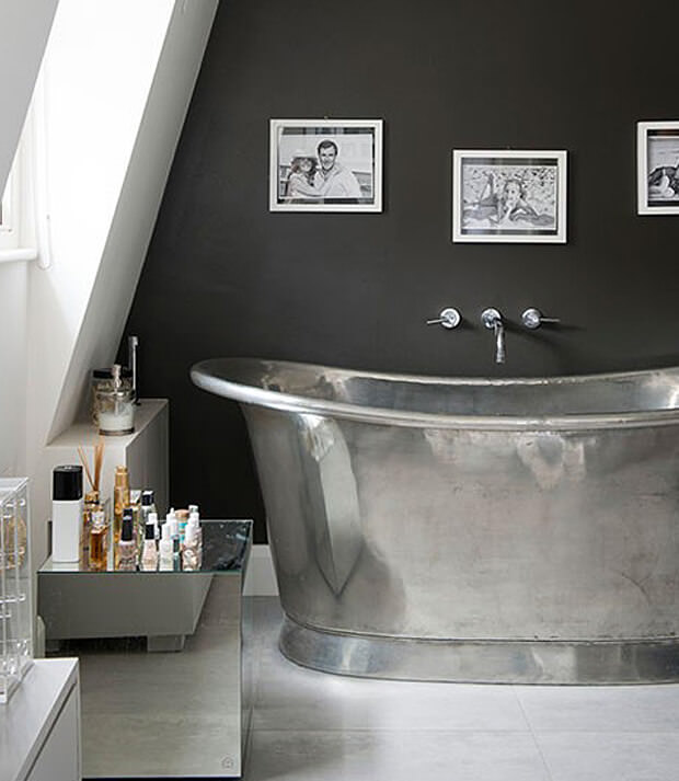 Grey Bathroom Wall with Chrome Finish Metal Bath