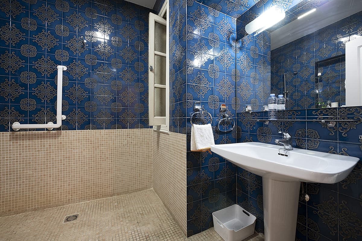 Shower Wall Panels vs Tiles